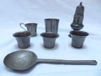 Tinnen strooier. Tinnen bekers. Tinnen lepel., Antiek en Kunst, Verzenden