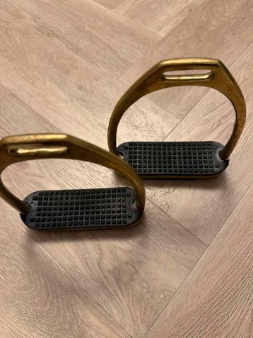 Gouden stijgbeugels beschikbaar voor biedingen