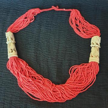 Vintage ketting met meerdere strengen rode glazen zaadkralen beschikbaar voor biedingen