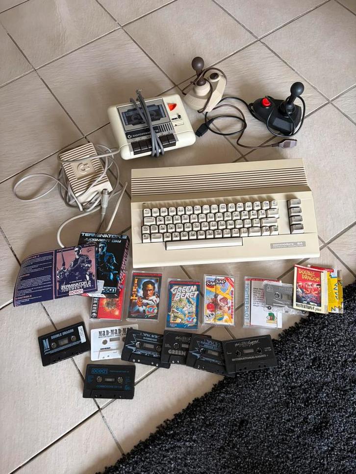 Commodore 64 cassettedeck joysticks spellen bandjes, Computers en Software, Vintage Computers, Ophalen of Verzenden