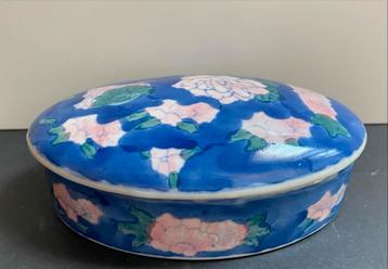 Chinees porseleinen doos voor accessoires met bloemmotief beschikbaar voor biedingen