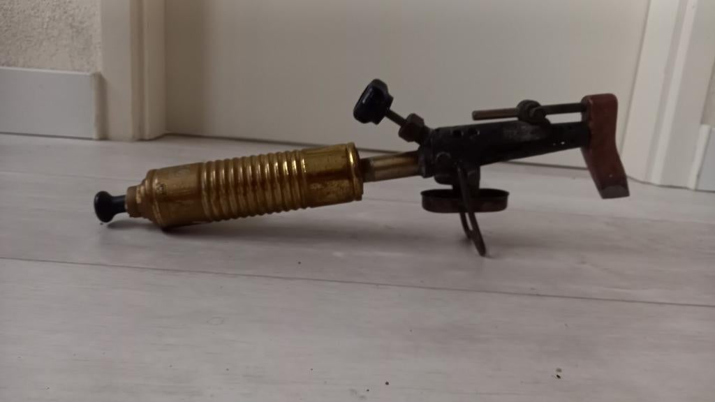 Antieke benzine soldeerbout, 30 cm lang geelkopere, Antiek en Kunst, Antiek | Gereedschap en Instrumenten, Ophalen of Verzenden