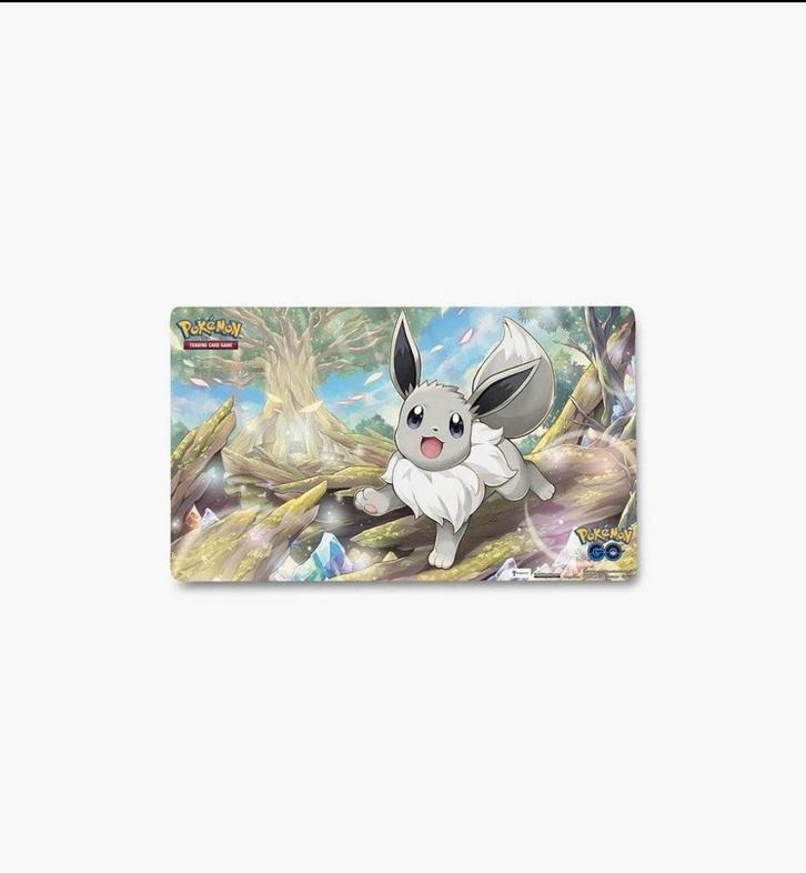 Shiny Radiant Eevee Playmat (Sealed) - Pokémon TCG, Hobby en Vrije tijd, Verzamelkaartspellen | Pokémon, Nieuw, Overige typen