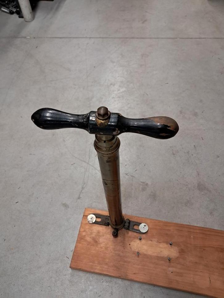 Antieke messing Dunlop bandenpomp uit de jaren 20e/ 30e., Antiek en Kunst, Antiek | Gereedschap en Instrumenten, Ophalen