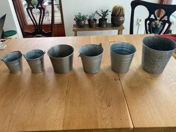 bloempotjes metaal en hout beschikbaar voor biedingen