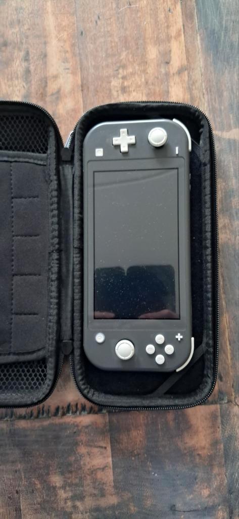 Nitendo switch Lite met 2 spellen, Spelcomputers en Games, Spelcomputers | Nintendo Switch Lite, Zo goed als nieuw, Grijs, Met beschermhoes of tas