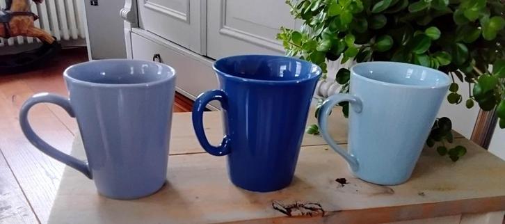3 verschillende mokken in 3 verschillende blauwe tinten, Huis en Inrichting, Keuken | Servies, Gebruikt, Kop(pen) en/of Schotel(s)