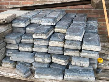 Courtstones beschikbaar voor biedingen