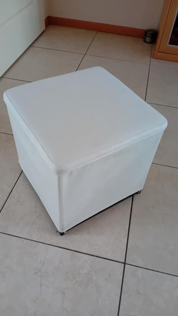 Ikea Bosnäs Voetenbank / Kruk met Opbergruimte, Huis en Inrichting, Banken | Voetenbanken en Poefen, Gebruikt, Minder dan 50 cm