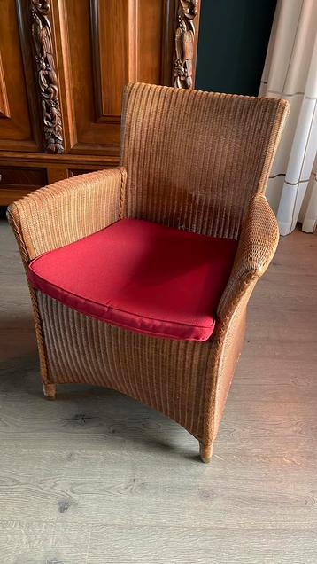 Rieten rotan stoel Lloyd Loom met rode kussen nette staat! beschikbaar voor biedingen