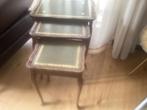 Nesting tables met groen leer antieke bijzettafels, Overige materialen, Minder dan 55 cm, Gebruikt, Rechthoekig