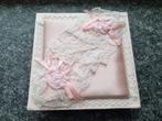 Mooi vintage roze geboortedoosje doopdoosje met kant, Ophalen of Verzenden, Gebruikt, Kraamcadeau