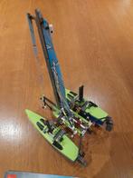 Lego Technic 42105 Catamaran, Kinderen en Baby's, Speelgoed | Duplo en Lego, Ophalen, Zo goed als nieuw