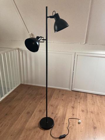 Te koop zwarte vloerlamp (zie foto’s)