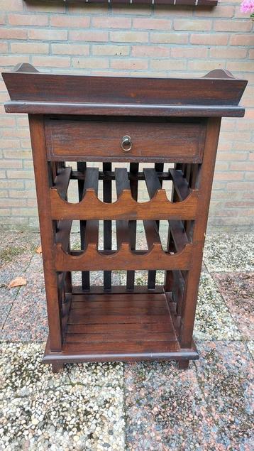 Wijnrek tafel beschikbaar voor biedingen