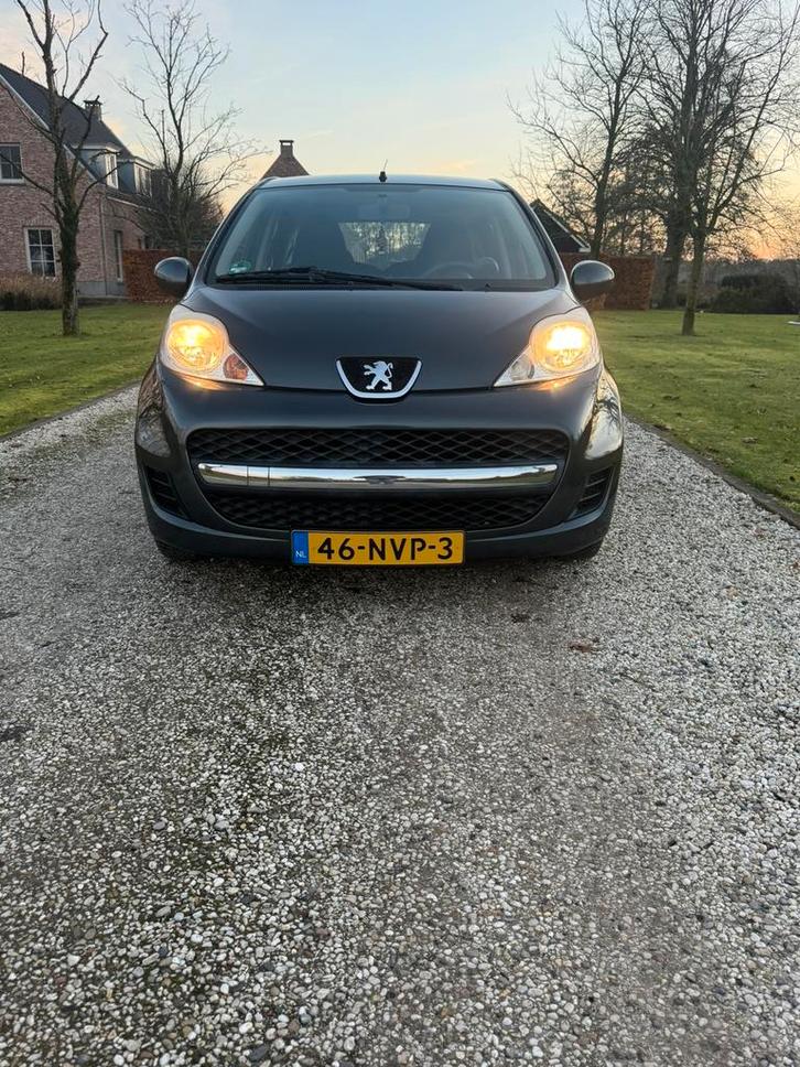 Peugeot 107 1.0 5DR 2011 Grijs airco Z.G.A.N. banden! Apk!, Auto's, Peugeot, Particulier, Airbags, Airconditioning, Boordcomputer
