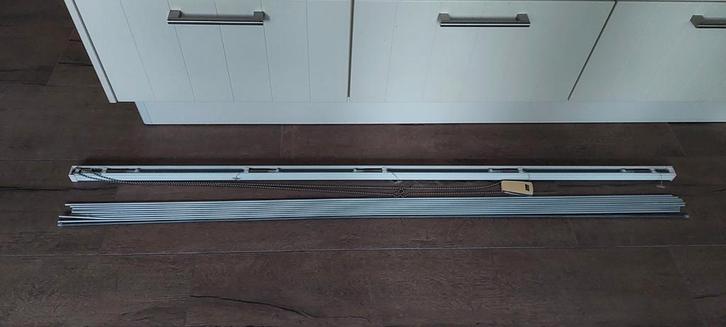 Vouwgordijn Luxaflex Grijs met Rails en bediening, Huis en Inrichting, Stoffering | Gordijnen en Lamellen, Gebruikt, 150 tot 200 cm