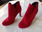 Rode suède Tamaris enkellaars maat 39 met ritssluiting, Kleding | Dames, Schoenen, Ophalen of Verzenden, Zo goed als nieuw, Rood