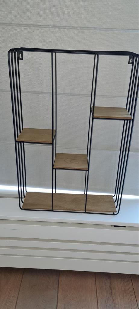Zwart metalen Wandrek met houten planken, Huis en Inrichting, Woonaccessoires | Wandplanken en Boekenplanken, Zo goed als nieuw