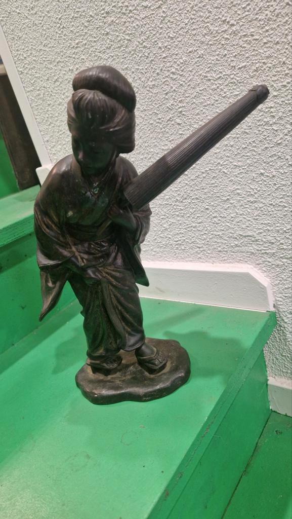 Japans bronzen beeld Meiji periode - Dame met paraplu, Antiek en Kunst, Kunst | Beelden en Houtsnijwerken, Ophalen of Verzenden