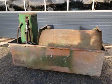 Oude nostalgie benzinepomp beschikbaar voor biedingen