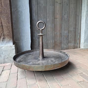 Grote zware metalen étagère plateau schaal op voet *Etage3* beschikbaar voor biedingen