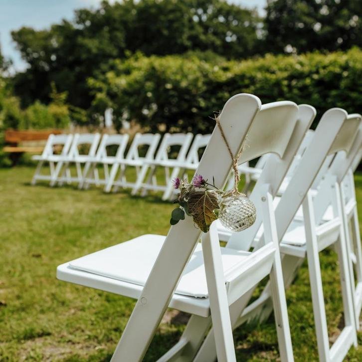 Witte wedding Chair stoelen bruiloft, Hobby en Vrije tijd, Feestartikelen | Verhuur, Gebruikt, Geboorte of Huwelijk, Ophalen