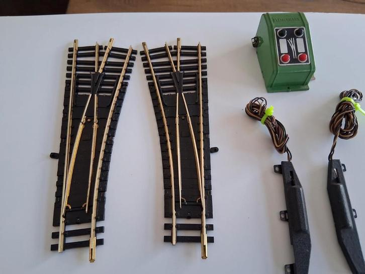 Electrisch wisselpaar fleischmann 6044 met schakelkastje, Hobby en Vrije tijd, Modeltreinen | H0, Zo goed als nieuw, Rails, Wisselstroom