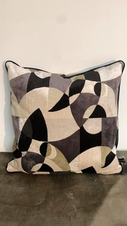 Kussen zwart beige print, Huis en Inrichting, Woonaccessoires | Kussens, Nieuw, Zwart, Vierkant, Ophalen of Verzenden