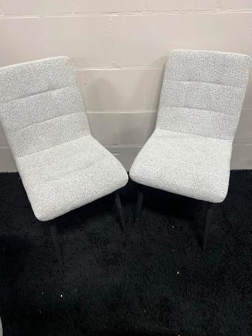 51 Grijze Boucle Eetkamerstoelen - Sprang-Capelle beschikbaar voor biedingen