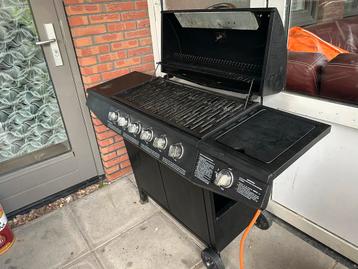 6-pits Gasbarbecue met extra pit beschikbaar voor biedingen