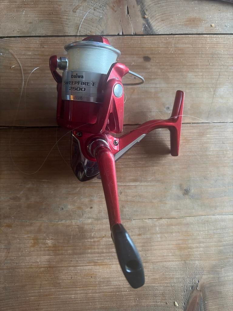 Daiwa Sweepfire E 3500 Spinmolen - Rode Roofvis Molen, Ophalen of Verzenden, Gebruikt, Molen