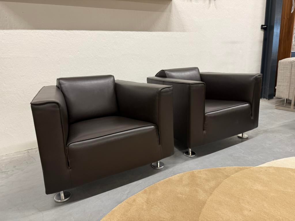 2 Nieuwstaat Design on Stock Blizz fauteuil bruin leer Stoel, Huis en Inrichting, Design on Stock, Ophalen of Verzenden, Zo goed als nieuw