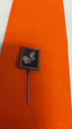 Gérard Dou - De Lezende Vrouw Speldje, Ophalen of Verzenden