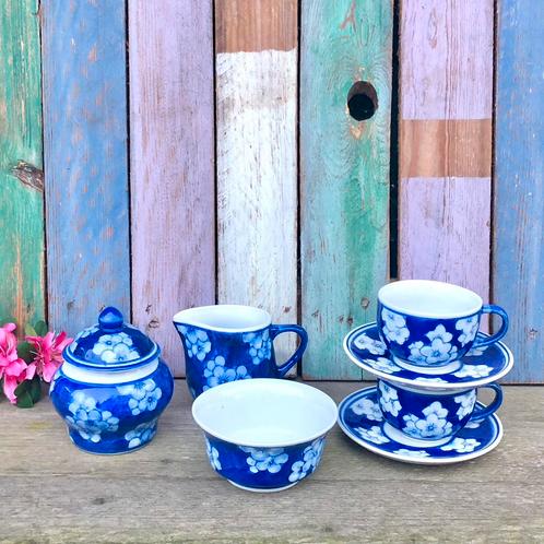 Kop en schotels melk kannetje en suikerpotje lotus bloemen, Huis en Inrichting, Keuken | Servies, Gebruikt, Kop(pen) en/of Schotel(s)