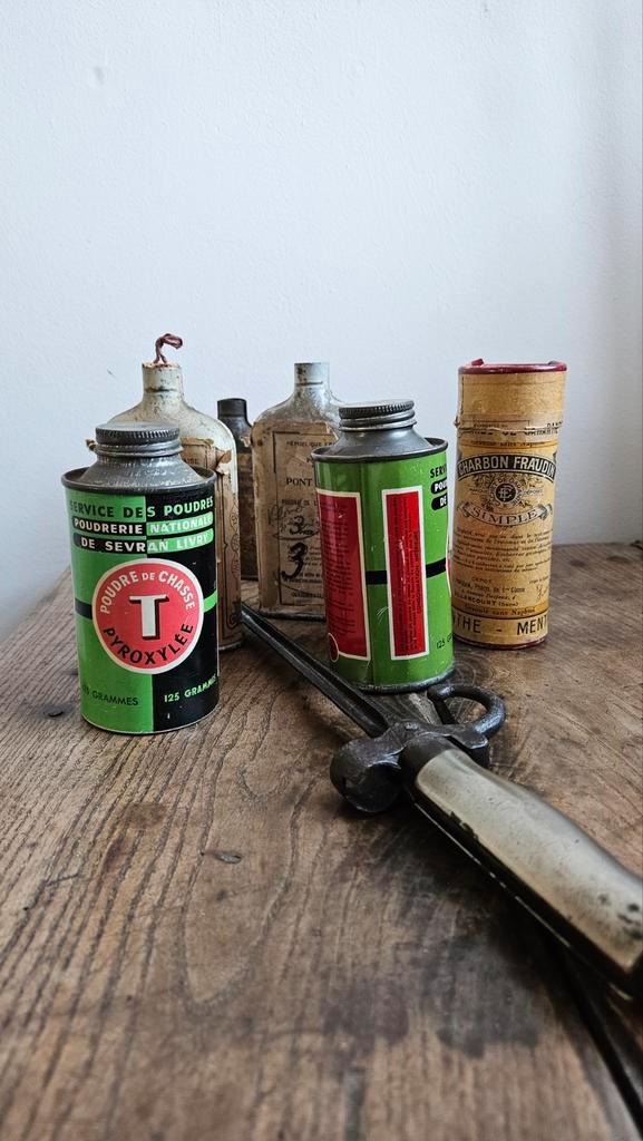 bajonet en kruitflesjes, Verzamelen, Militaria | Algemeen, Landmacht, Overige typen, Overige gebieden, Ophalen of Verzenden