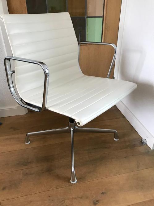 Wit Naugahyde Herman Miller stoel Vintage EA107 EA 107, Huis en Inrichting, Stoelen, Gebruikt, Eén, Leer, Wit, Ophalen