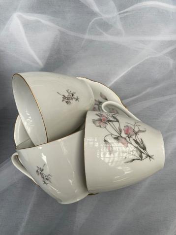 Oud servies met bloemen beschikbaar voor biedingen