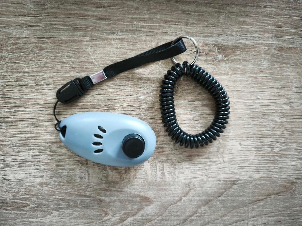 Clicker trainer voor hond & kat – met polsband (grijs), Ophalen of Verzenden, Zo goed als nieuw
