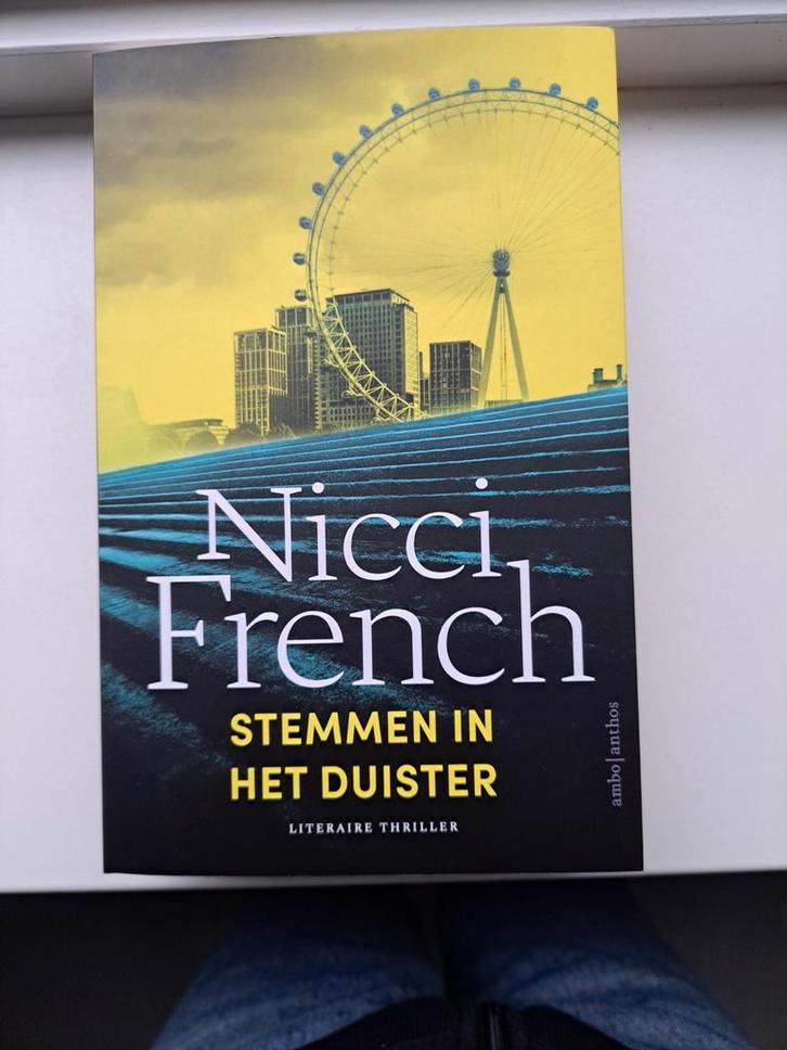 Nicci French - Stemmen in het duister, Boeken, Thrillers, Zo goed als nieuw, Ophalen of Verzenden