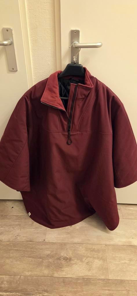 Warme rolstoelcape van softshell met fleece kraag, Kleding | Dames, Jassen | Winter, Zo goed als nieuw, Rood, Ophalen of Verzenden