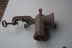 Antieke gietijzeren vleesmolen met worsttrechter;, Antiek en Kunst, Ophalen of Verzenden
