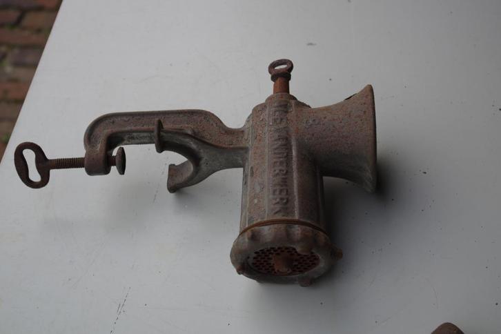 Antieke gietijzeren vleesmolen met worsttrechter;, Antiek en Kunst, Antiek | Gereedschap en Instrumenten, Ophalen of Verzenden