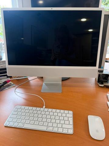 Apple iMac 24 inch met Toetsenbord en Muis beschikbaar voor biedingen
