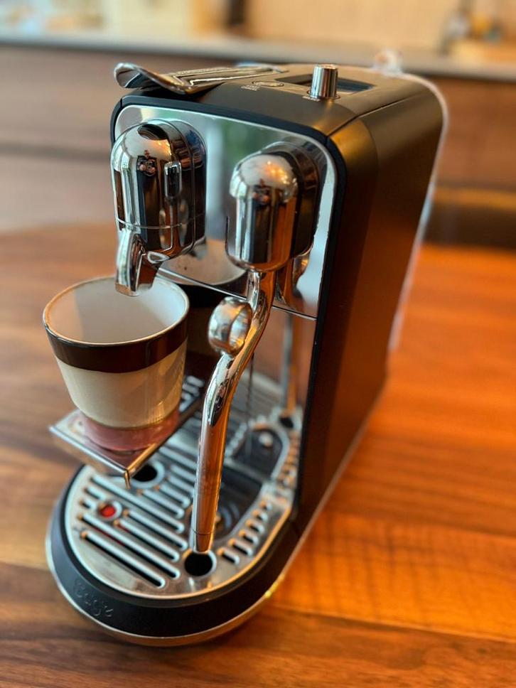 Sage Nespresso Creatista Plus - Black Truffel incl. melkkan, Witgoed en Apparatuur, Koffiezetapparaten, Zo goed als nieuw, Koffiepads en cups