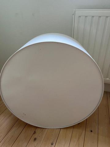 Witte ronde hanglamp beschikbaar voor biedingen