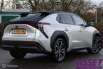 Toyota bZ4X Premium 71 kWh EV-KORTING! | pano | stoelkoeling, Auto's, Gebruikt, 71 kWh, Leder en Stof, Origineel Nederlands