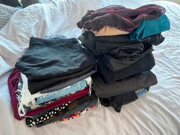 Groot kledingpakket dames maat S, ongeveer 35 stuks beschikbaar voor biedingen