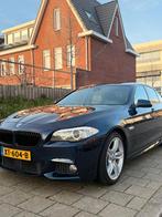 BMW 535d xDrive High Executive M-pakket HUD Surround View, Auto's, Automaat, Euro 5, Beige, 2000 kg