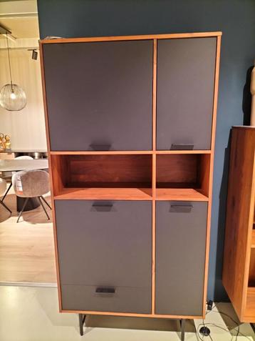 Mooie woonserie kasten en tafel van de Torano serie Xooon beschikbaar voor biedingen